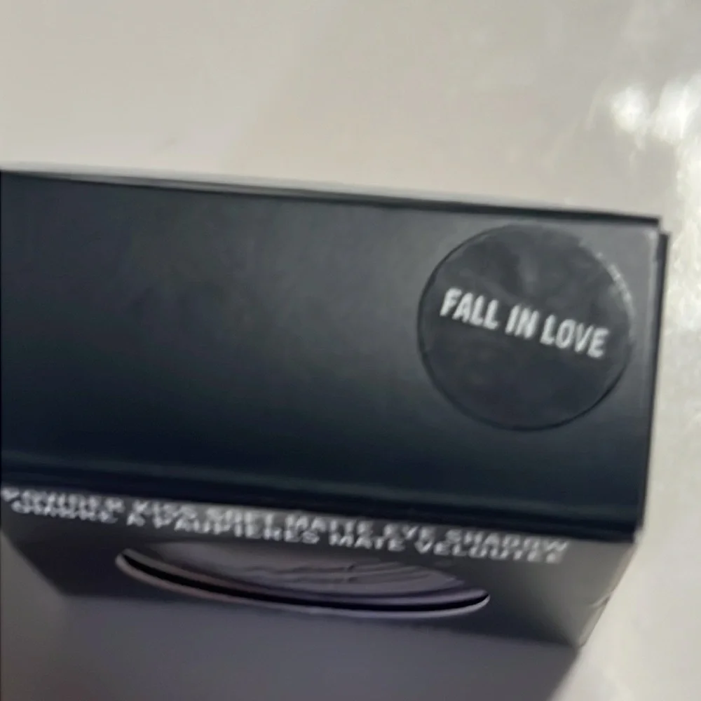 💕🌙Mac Fall In Love Powder Kiss Eyeshadow